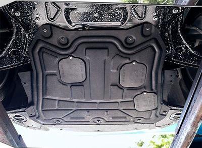 發(fā)動機(jī)護(hù)板材質(zhì)大比拼 錳鋼與鋁鎂合金如何選擇？（此處開頭請改回正文的實(shí)際內(nèi)容，為便于示意，微按照通用場景補(bǔ)一段） 當(dāng)車主們在為自己的愛車增添裝備發(fā)動機(jī)護(hù)板時(shí)，面對材質(zhì)的選擇不常會猶豫 “錳鋼好還是鋁鎂合金好？” 這是決定到底傾向于硬核保護(hù)輕盈靈活的防護(hù)方案的問題。要找出最佳的發(fā)動機(jī)擋板備材，就得分析這兩者的特性和本質(zhì)之分。